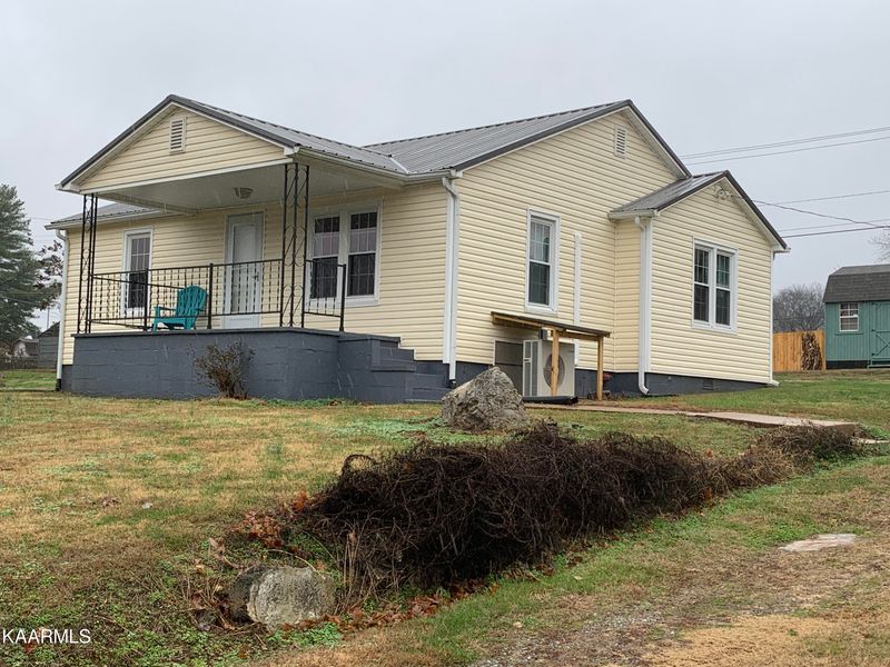 1028 Steekee St, Loudon, TN 37774