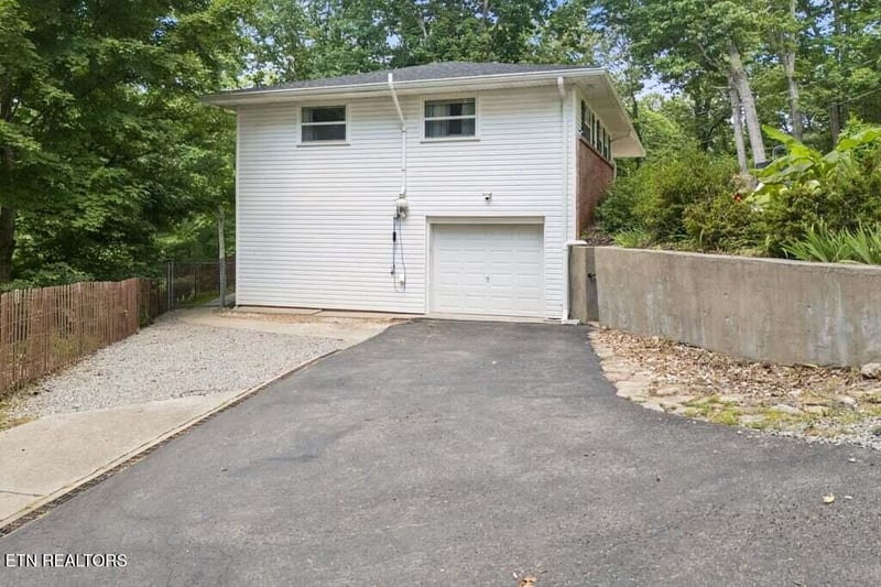 103 Morgan Rd, Oak Ridge, TN 37830
