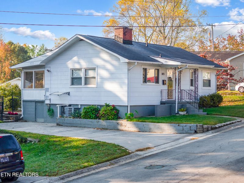 103 Porter Rd, Oak Ridge, TN 37830