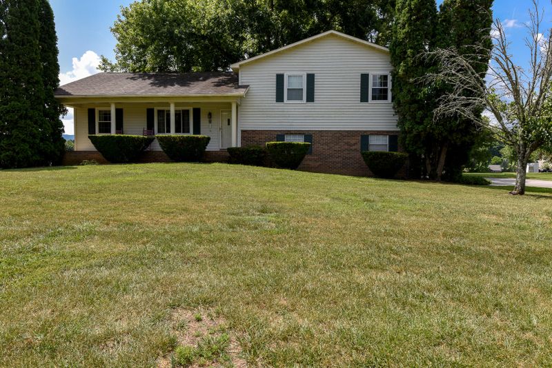 103 Stonecrest Ct, Maryville, TN 37804