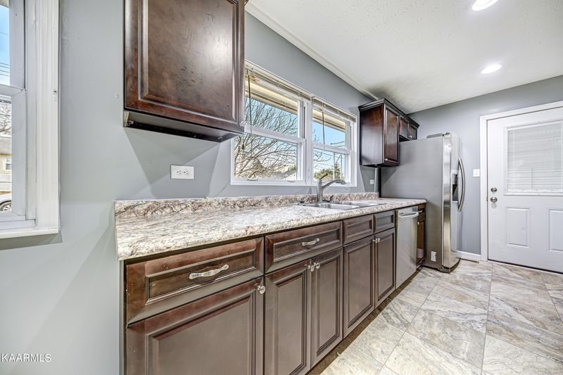 103 Valetta Ln, Oak Ridge, TN 37830