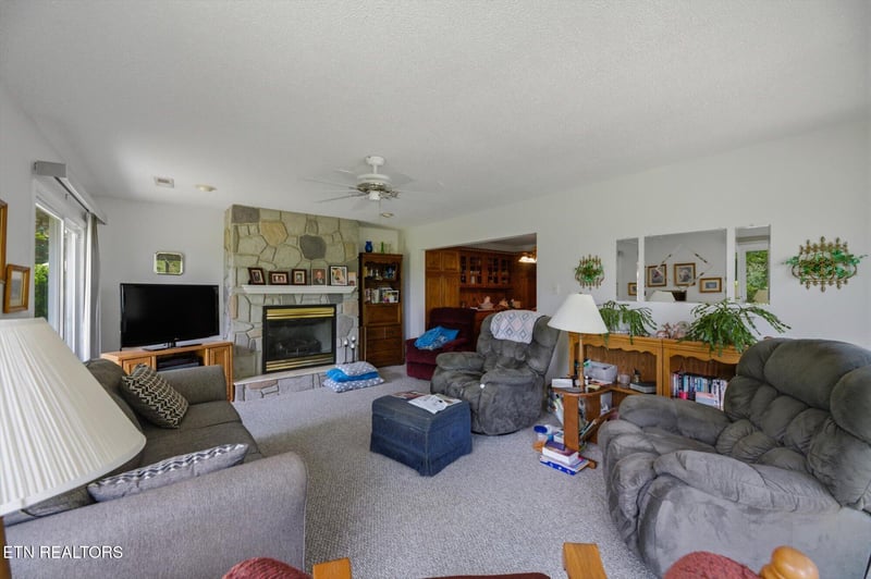 1030 Kirk Rd, Greenback, TN 37742