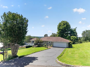 1031 Montcrest Dr, Lenoir City, TN 37771