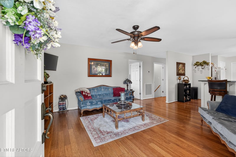 1031 Montcrest Dr, Lenoir City, TN 37771