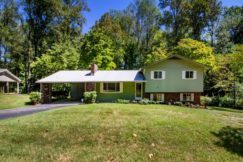 1031 W Outer Dr, Oak Ridge, TN 37830
