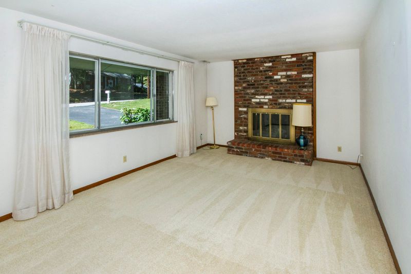 1031 W Outer Dr, Oak Ridge, TN 37830