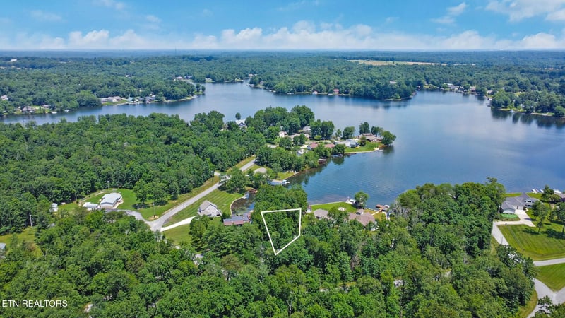 1032 Hileah Dr, Crossville, TN 38572