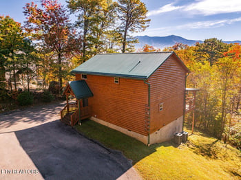 1032 Twin Oaks Rd, Gatlinburg, TN 37738