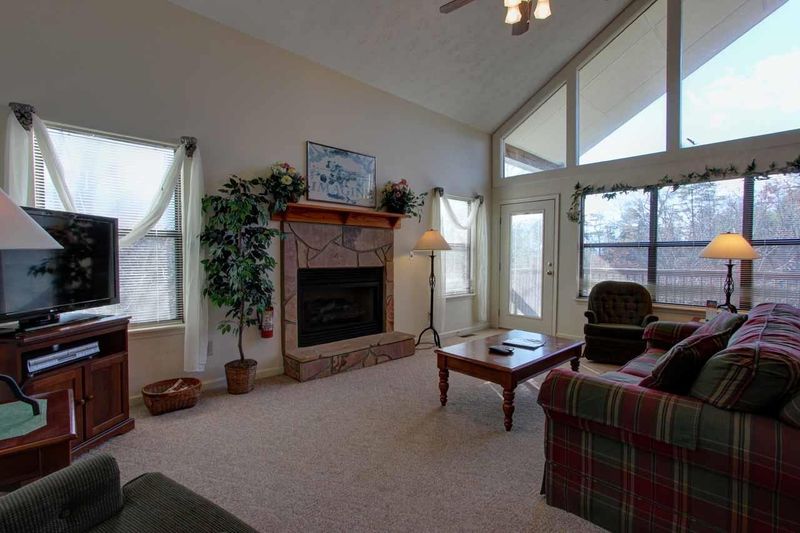 1033 Fox Tail Tr, Gatlinburg, TN 37738