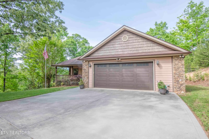 1033 Shell Mountain Rd, Sevierville, TN 37876