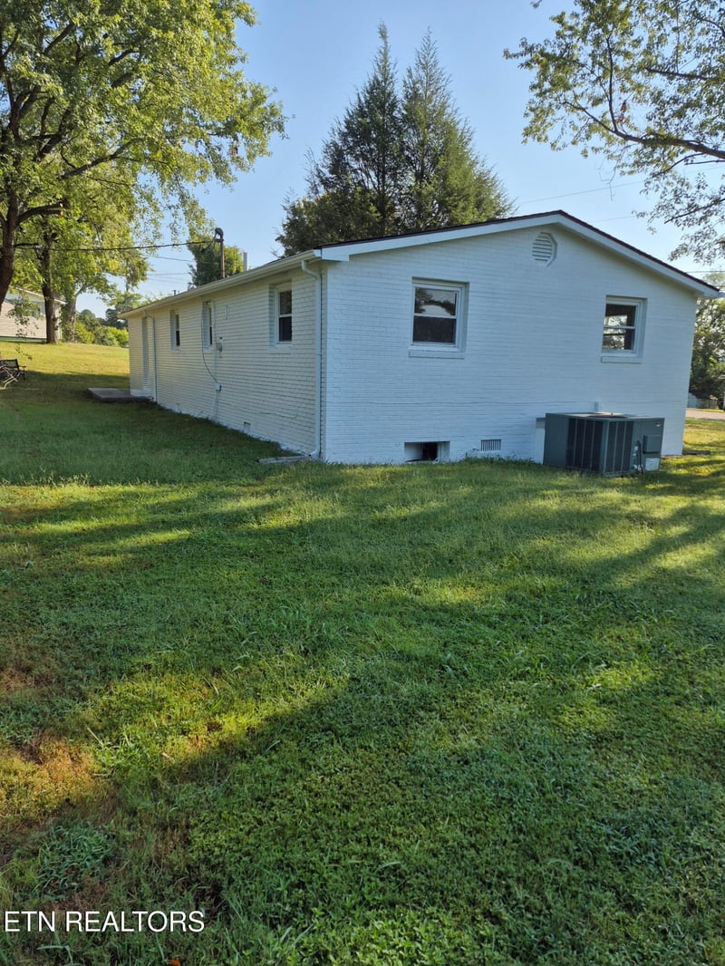 1034 Monroe Cir, Madisonville, TN 37354