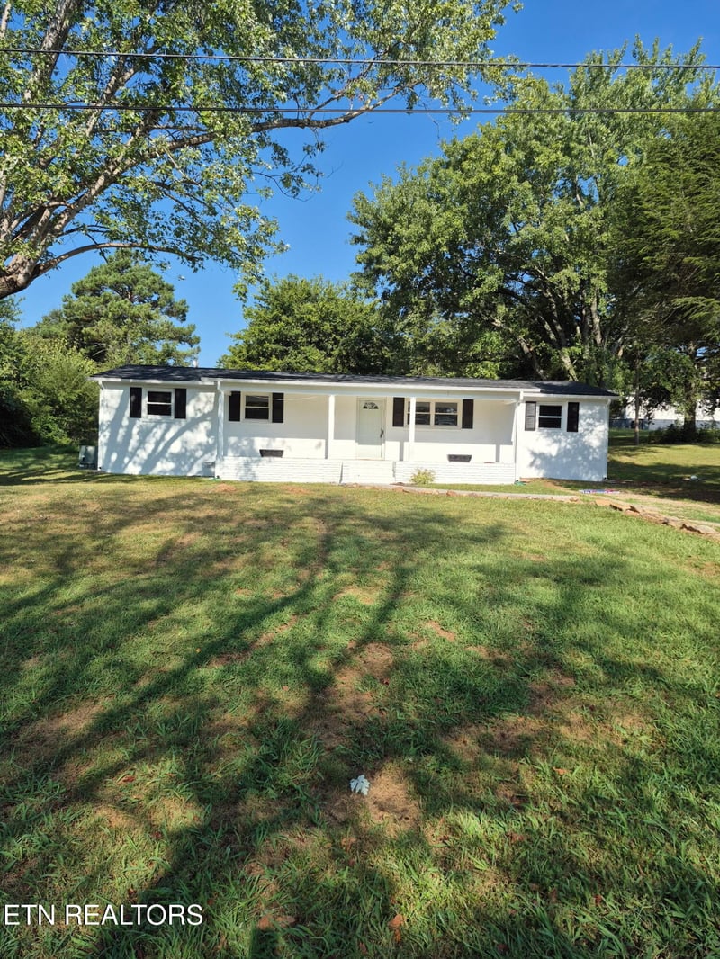 1034 Monroe Cir, Madisonville, TN 37354