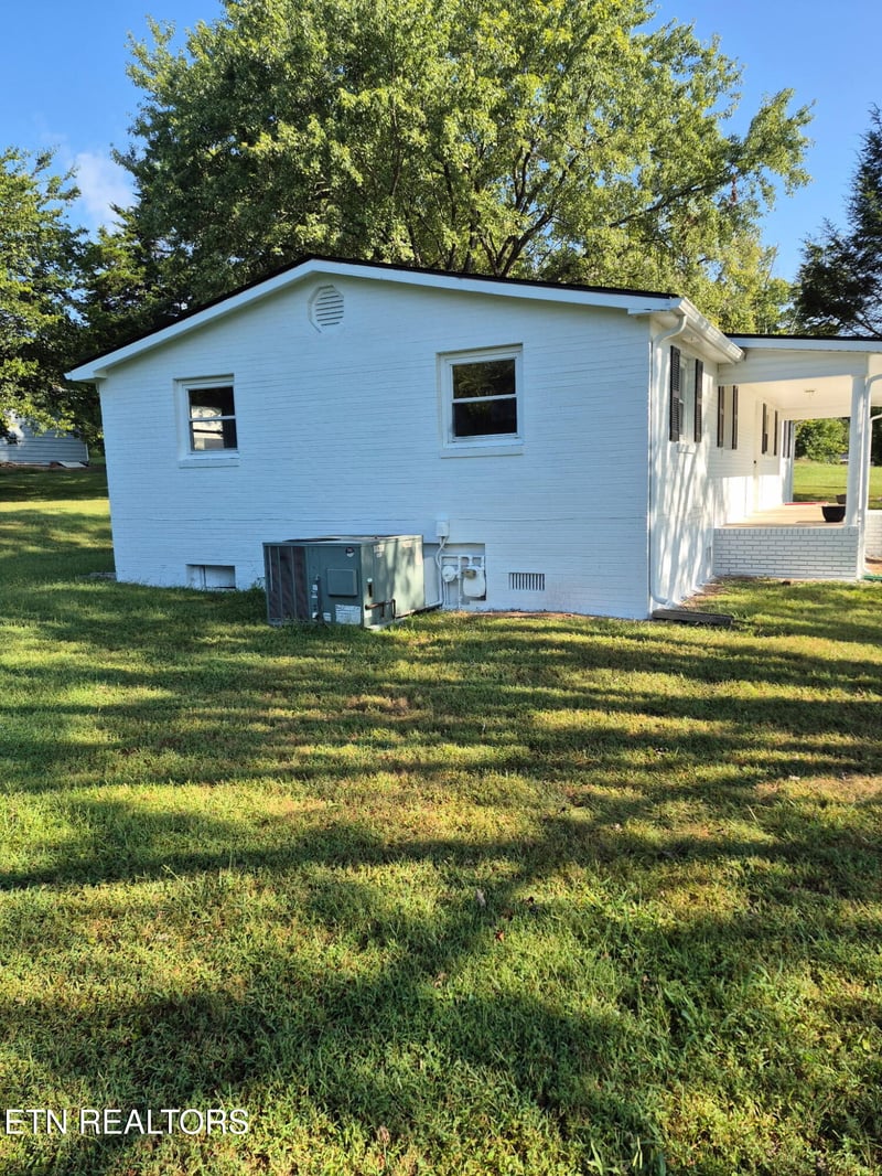 1034 Monroe Cir, Madisonville, TN 37354