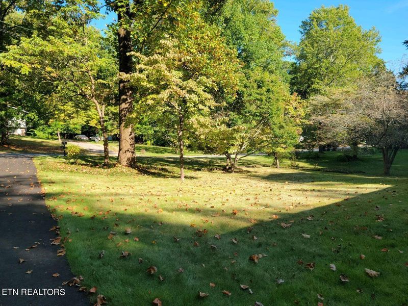 1034 W Outer Dr, Oak Ridge, TN 37830
