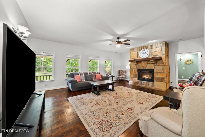 1035 Gray Eagle Dr, Crossville, TN 38572