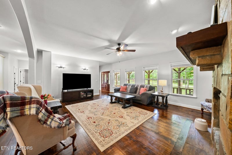1035 Gray Eagle Dr, Crossville, TN 38572