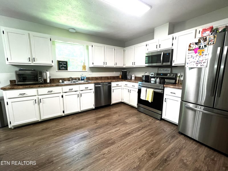 1038 Glades Rd, Sunbright, TN 37872