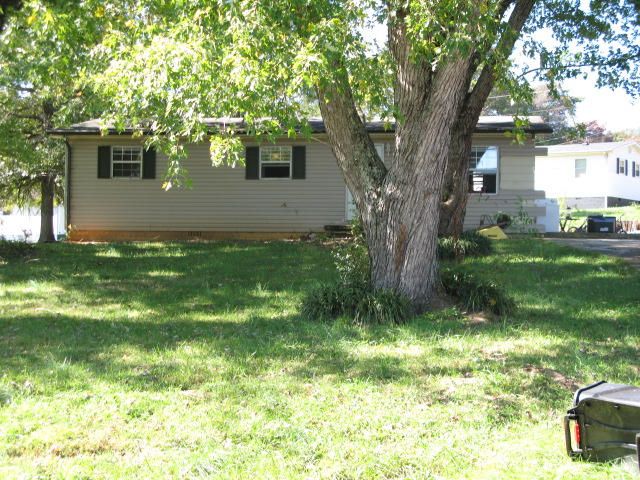 1038 Monroe Cir, Madisonville, TN 37354