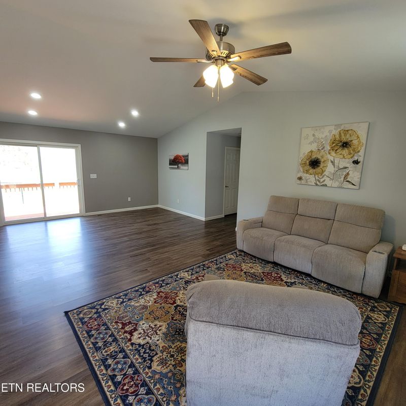 1039 Gray Eagle Dr, Crossville, TN 38572
