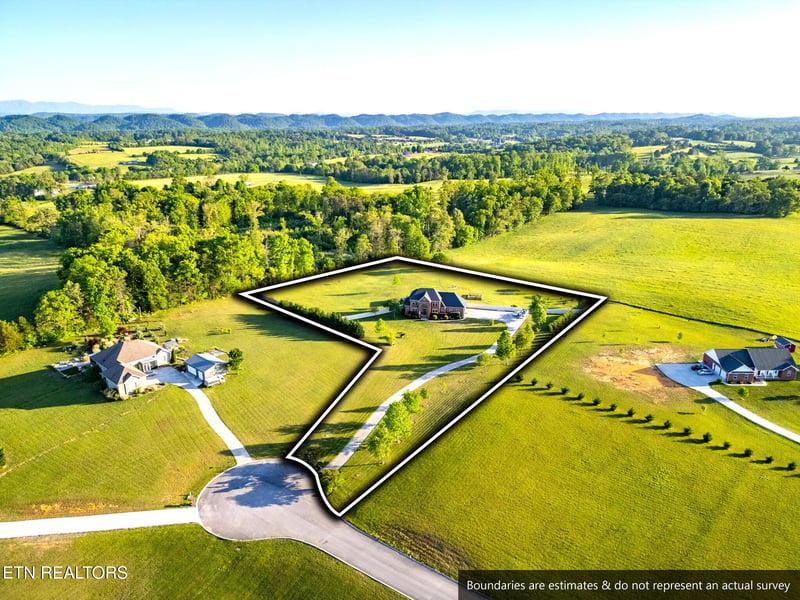 104 Charleston Pl, Madisonville, TN 37354