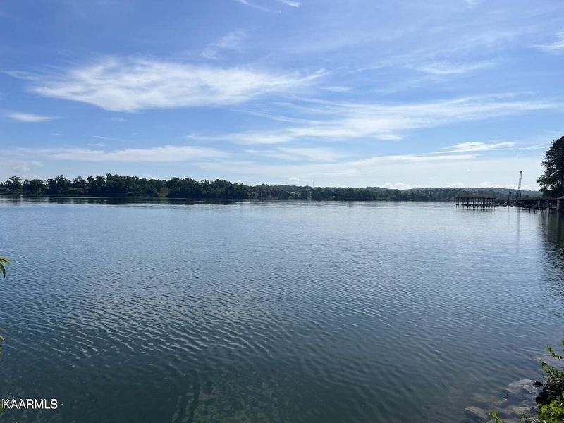 104 Coyatee Point Dr, Loudon, TN 37774