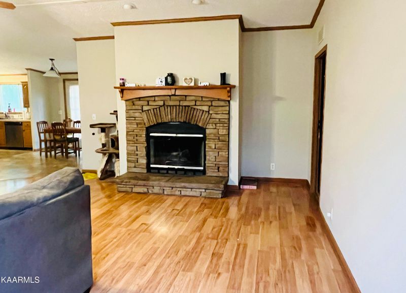 104 Crossing Rd, Clinton, TN 37716