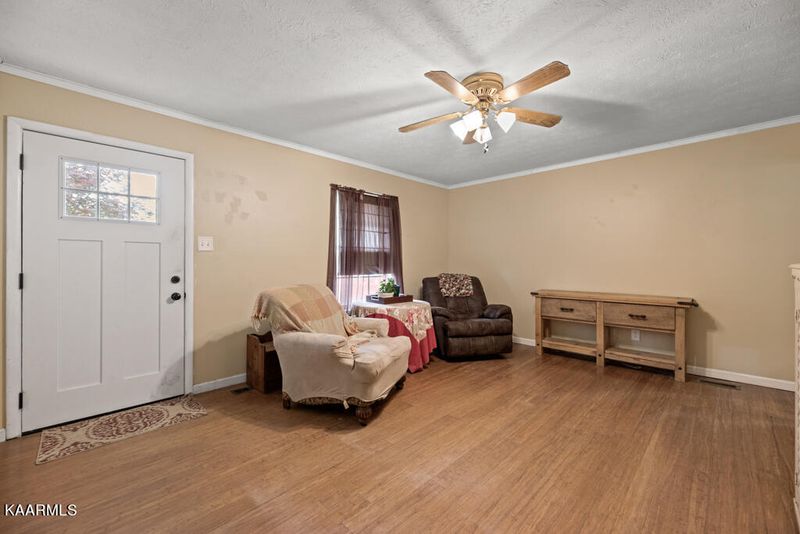 104 Duncan Dr, Oliver Springs, TN 37840