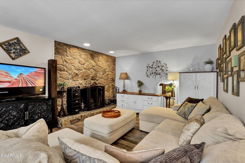 104 E Melbourne Rd, Oak Ridge, TN 37830