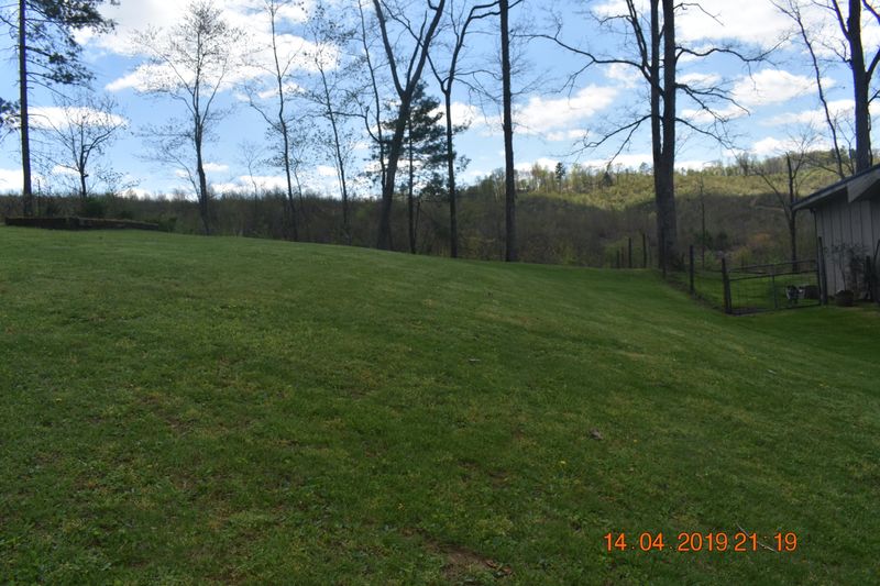 104 Hilltop Dr, Oneida, TN 37841