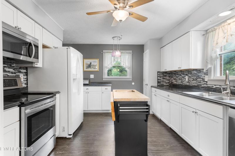 104 Mullis Tr, Jacksboro, TN 37757