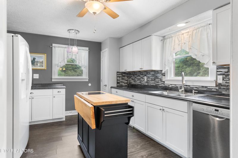 104 Mullis Tr, Jacksboro, TN 37757