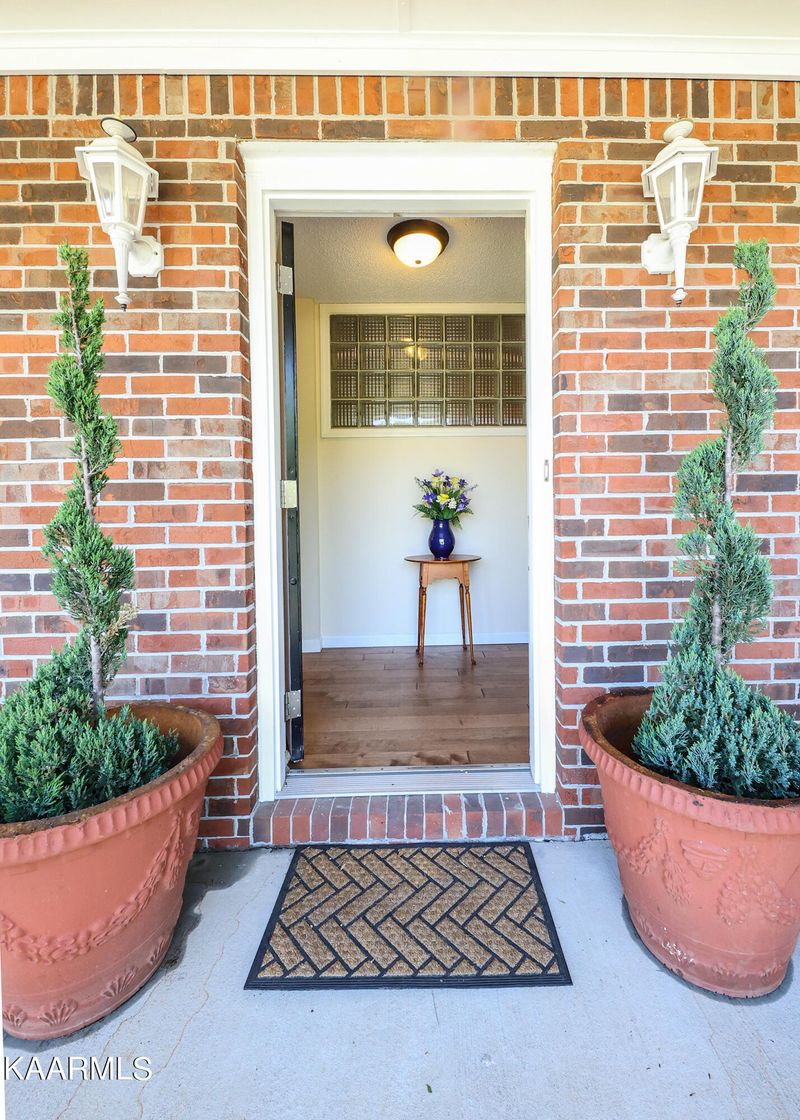 104 Naples Ln, Oak Ridge, TN 37830