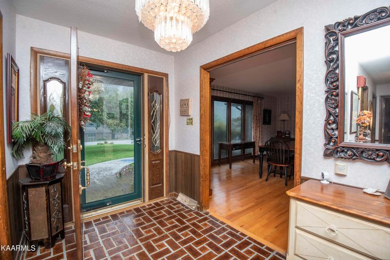 104 Oakwood Dr, Clinton, TN 37716
