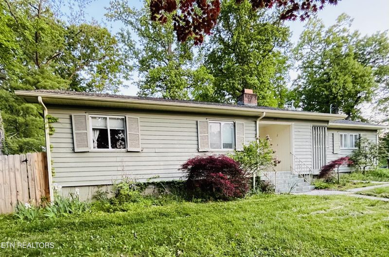 104 Osage Rd, Oak Ridge, TN 37830
