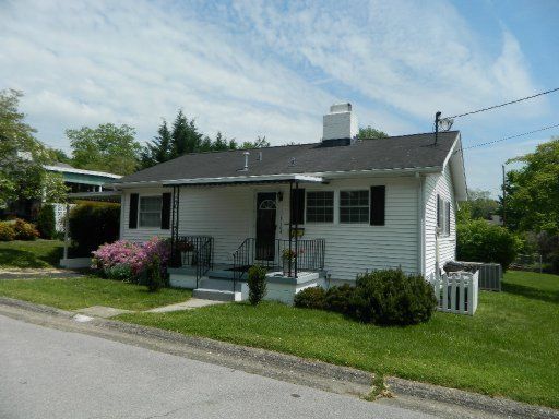 104 Packer Rd, Oak Ridge, TN 37830