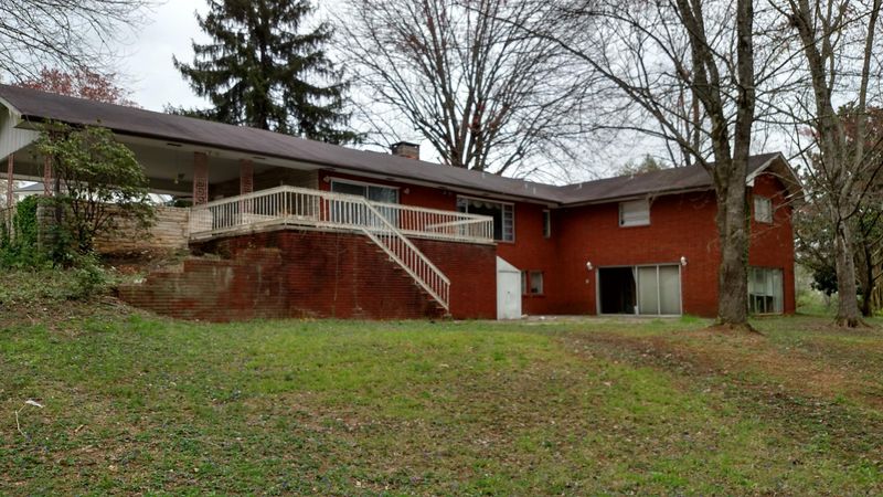 104 Pearl Rd, Oak Ridge, TN 37830
