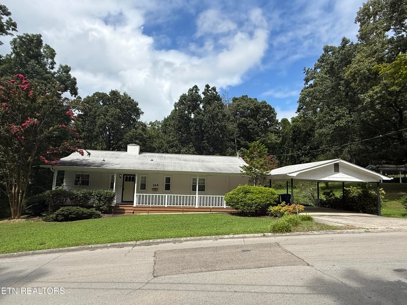 104 Pleasant Rd, Oak Ridge, TN 37830