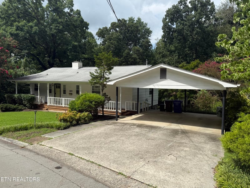 104 Pleasant Rd, Oak Ridge, TN 37830