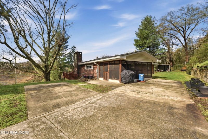 104 Richards Dr, Oliver Springs, TN 37840