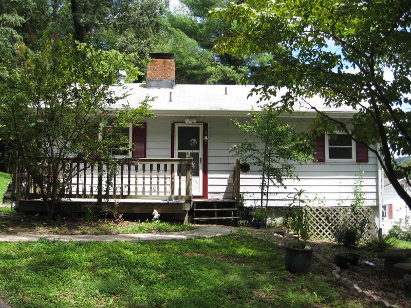 104 Taylor Rd, Oak Ridge, TN 37830