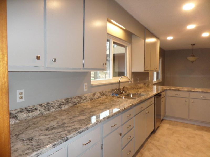 1041 W Outer Dr, Oak Ridge, TN 37831