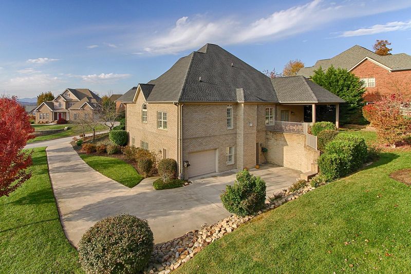 10414 Kates Path Ln, Knoxville, TN 37932