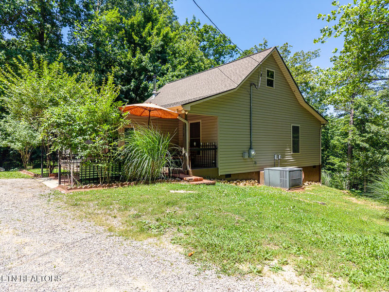 1042 Old Oliver Rd, Walland, TN 37886