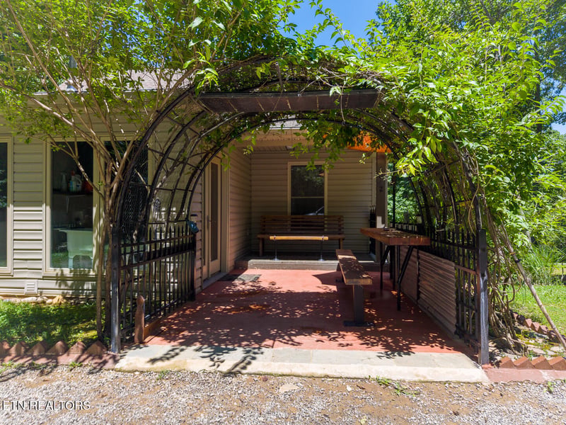1042 Old Oliver Rd, Walland, TN 37886