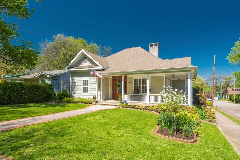 1043 Overton Pl, Knoxville, TN 37917