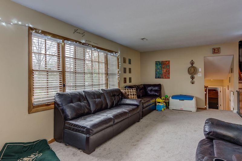 1044 W Outer Dr, Oak Ridge, TN 37830