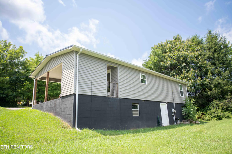 1045 Monroe Cir, Madisonville, TN 37354
