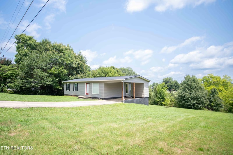 1045 Monroe Cir, Madisonville, TN 37354