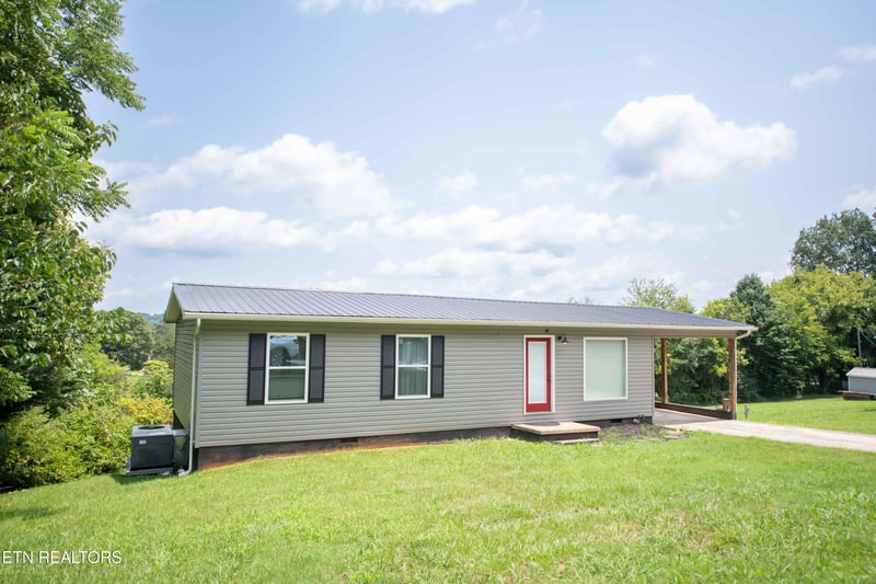 1045 Monroe Cir, Madisonville, TN 37354