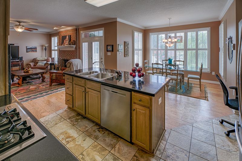 1045 Southwick Dr, Alcoa, TN 37701